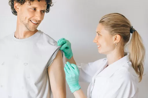 Injecția intramusculară (IIM): ghid informativ despre cea mai frecventă cale de administrare parenterală