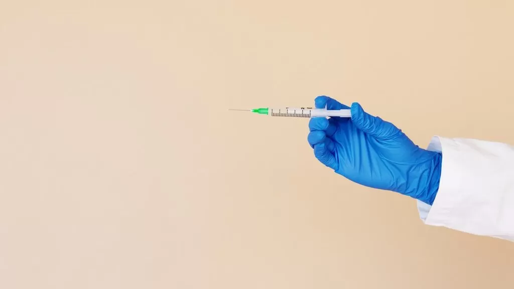 Injecţia intravenoasă: care este tehnica + avantajele şi dezavantajele administrării de injecţii intravenoase şi perfuzii