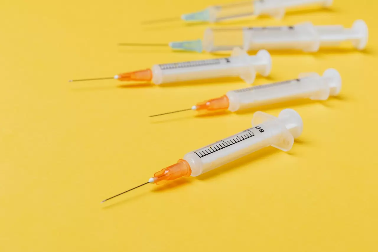 Injecţia intravenoasă: cum se realizează, în ce cazuri se administrează şi cine o poate face