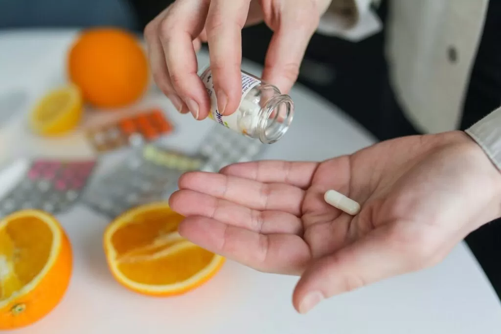 2. Diferența dintre răceală și gripă – înțelegerea corectă a diferențelor dintre gripă și răceală - Medicament în mână.