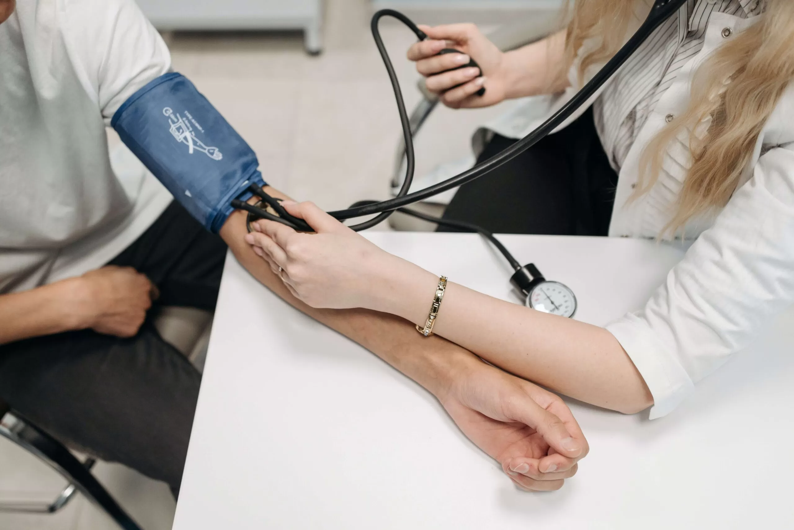 Tensiunea arterială: Cum se măsoară, de ce crește și cum poți menține tensiunea în limitele normale