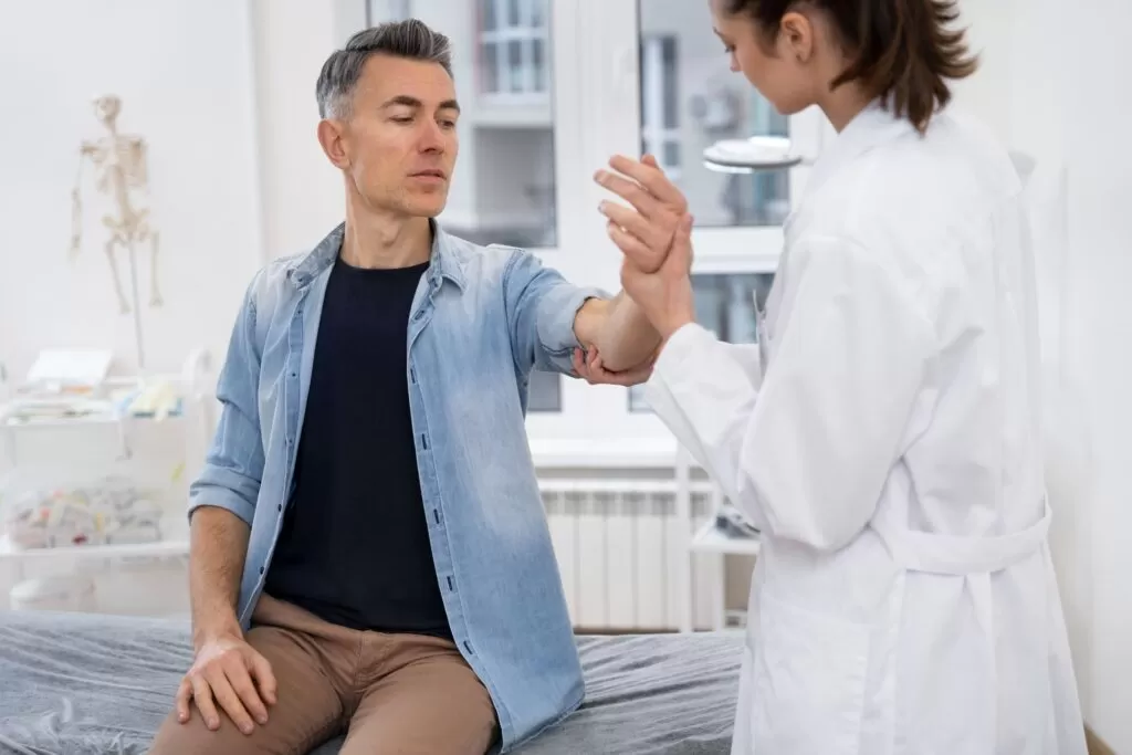 2. Infertilitatea masculina – cum se realizeaza diagnosticul de certitudine_barbat la control la medic